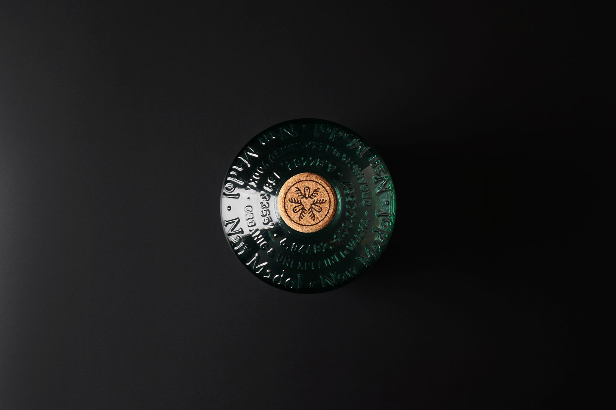 由 Estudio Maba設計Nan Madol 伏特加酒包裝設計