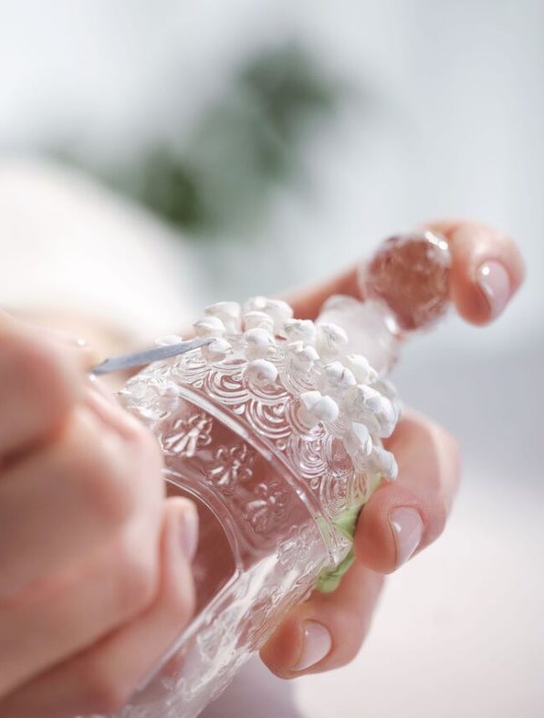 嬌蘭推出蜂瓶限量版包裝設(shè)計，誰是嬌蘭的Muguet五一香水的幕后推手？